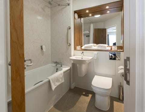 Combined shower/tub, free toiletries, towels