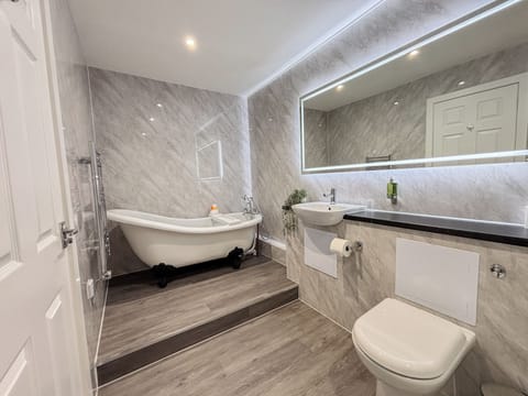 Garden Suite | Bathroom | Hair dryer, towels