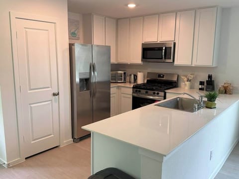House (4 Bedrooms) | Private kitchen | Coffee/tea maker, fridge, microwave, oven