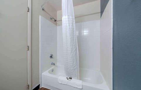 Combined shower/tub, free toiletries, hair dryer, towels