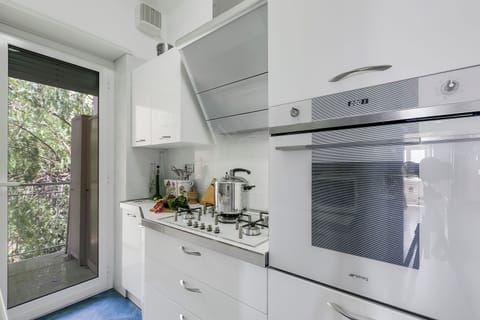 Family Apartment, Multiple Bedrooms, 2 Bathrooms (Owl House) | Private kitchen | Fridge, microwave, oven, stovetop