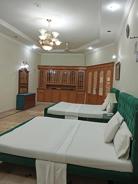 Triple Room | Desk, free WiFi