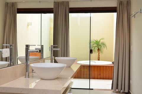 Luxury Apartment, 1 Queen Bed, Jetted Tub, Ground Floor | Minibar, individually decorated, individually furnished