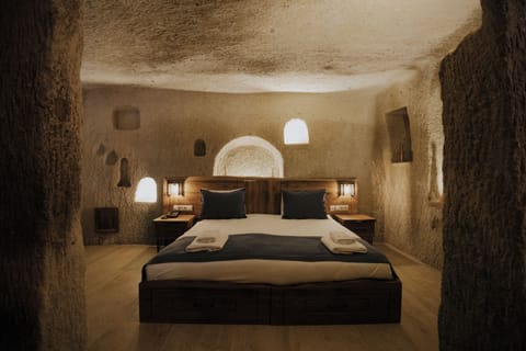 Delux Jacuzzi Cave Room | Hypo-allergenic bedding, memory foam beds, minibar, in-room safe