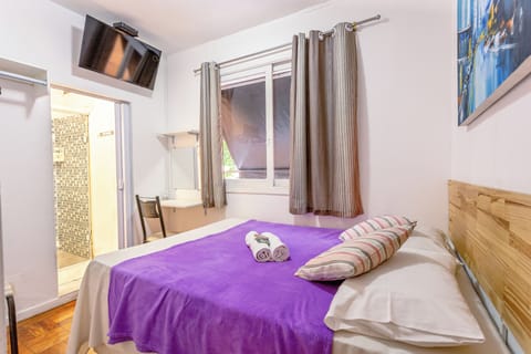 Quarto Casal Plus com banheiro privativo | Iron/ironing board, free WiFi, bed sheets