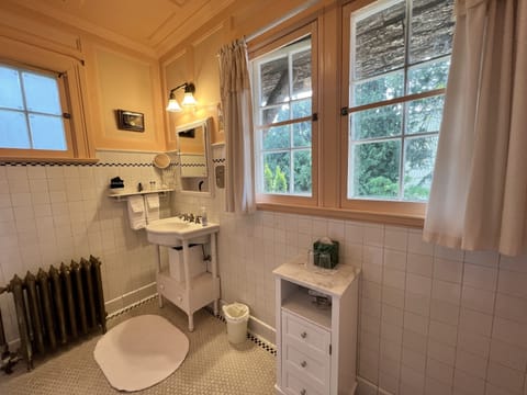 Deluxe Room, 1 King Bed, Fireplace, Marina View | Bathroom | Designer toiletries, hair dryer, bathrobes, towels