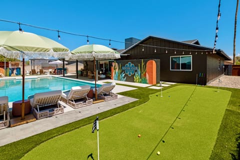 Resort-style pool, poolside loungers, putting green & outdoor lounge