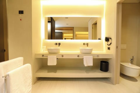 Junior Suite Sea View with Outdoor Jetted Tub | Bathroom | Shower, hair dryer, towels, soap