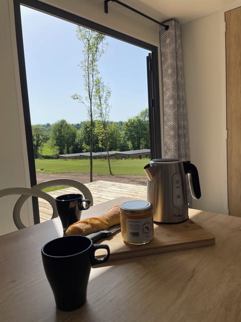 Quadruple Room, Park View | Living area