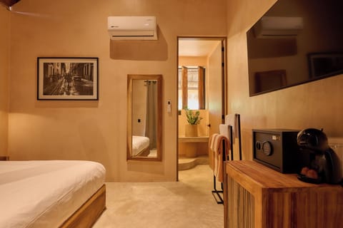 Comfort Room, 1 King Bed | Minibar, in-room safe, iron/ironing board, free WiFi