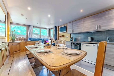 Gather around the rustic dining table for raclette, laughter, and shared stories – a perfect space for friends and families staying in the 3 Vallées ski resort.


