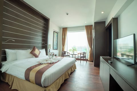 Executive Suite, 1 King Bed, City View | In-room safe, desk, laptop workspace, bed sheets