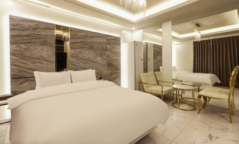 Signature Double Room | Premium bedding, down comforters, memory foam beds