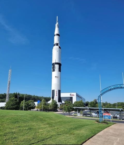 3 mins from Arsenal & 3 mins from Space Center