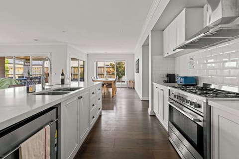 Deluxe Townhome, Garden View | Private kitchen