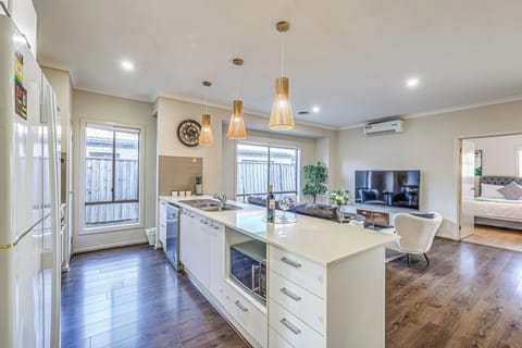 Deluxe Townhome, Garden View | Private kitchen