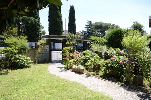 Building Exterior, Garden, Main Entrance
