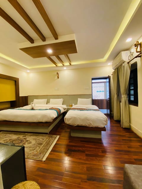 Family Room | Desk, laptop workspace, free WiFi