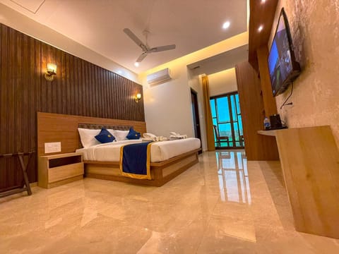 Deluxe Double Room | Premium bedding, down comforters, pillowtop beds, minibar