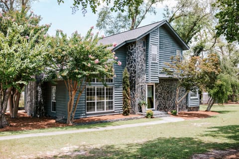 Welcome to your peaceful escape in the heart of Vidalia, GA. Where tall trees, cozy vibes, and fresh air are always in season!