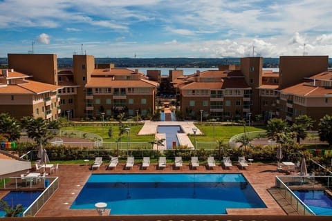 6 outdoor pools