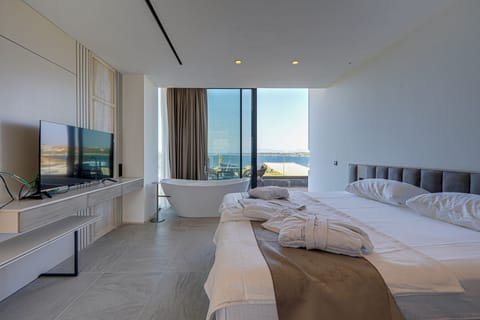 Executive Studio Suite, 1 King Bed, Sea View | Tempur-Pedic beds, free minibar items, laptop workspace, free WiFi