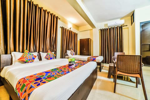 Family Room | Desk, laptop workspace, free WiFi