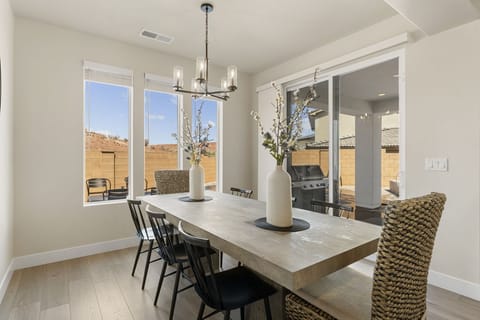 House, 5 Bedrooms | Dining