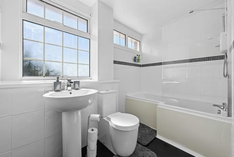 House, 3 Bedrooms, Non Smoking, Kitchen | Bathroom | Combined shower/tub, hair dryer, towels, soap