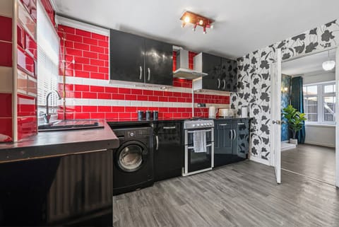 House, 3 Bedrooms, Non Smoking, Kitchen | Private kitchen | Full-size fridge, microwave, oven, stovetop