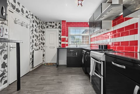 House, 3 Bedrooms, Non Smoking, Kitchen | Private kitchen | Full-size fridge, microwave, oven, stovetop