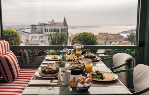 Daily cooked-to-order breakfast for a fee