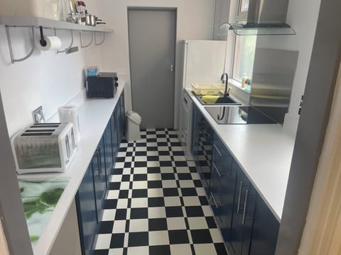 All kitchen picture