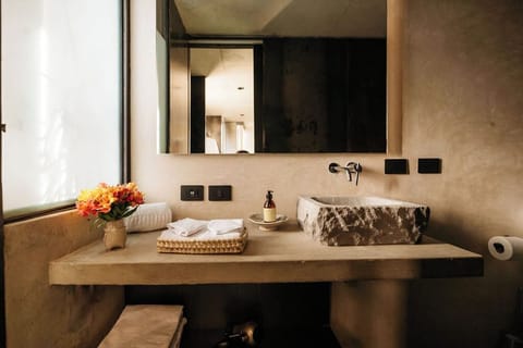 Deluxe Double Room, Courtyard View, Tower | Bathroom | Shower, rainfall showerhead, hair dryer, towels