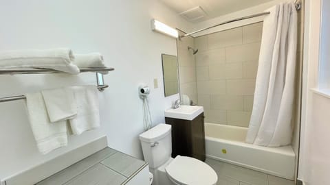 Combined shower/tub, free toiletries, hair dryer, towels