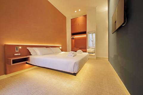 Deluxe Double Room | In-room safe, desk, laptop workspace, blackout drapes