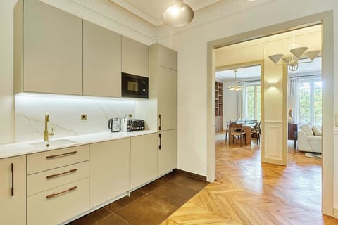 Cuisine entièrement équipée avec espace repas