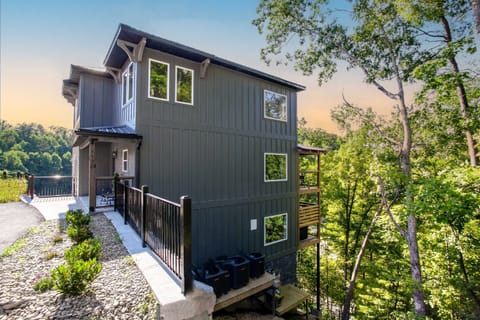 Stunning Mountainside Home!