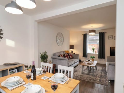 Cottage | Dining