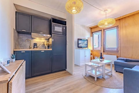 Wake up to breathtaking panoramic views of Méribel and the 3 Vallées – your private balcony is the perfect place for morning coffee or an evening wine under alpine skies.