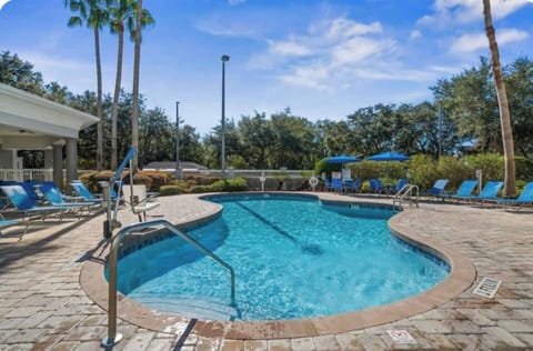 Outdoor Pool heated all year round with Jacuzzi, Towels and Game Toys