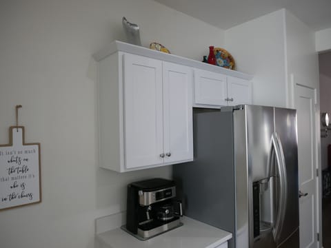 The De'Longhi coffee maker is ready for you to enjoy a cup of java! 