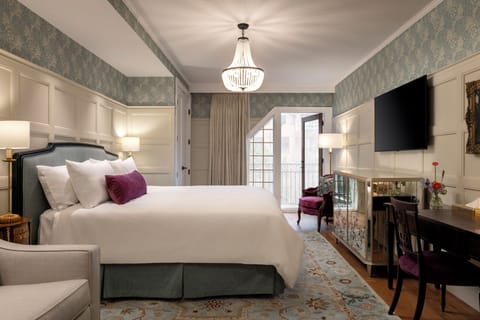 Luxury Room, 1 King Bed, Patio, Garden View | Hypo-allergenic bedding, down comforters, pillowtop beds, minibar