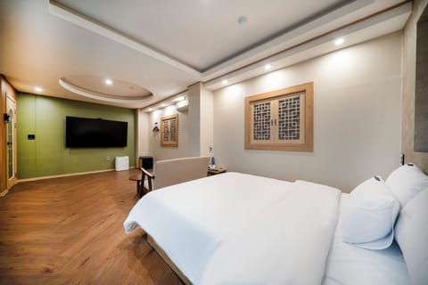 VIP Suite | Laptop workspace, free WiFi