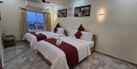 Deluxe Studio Suite | Premium bedding, WiFi (free), bed sheets