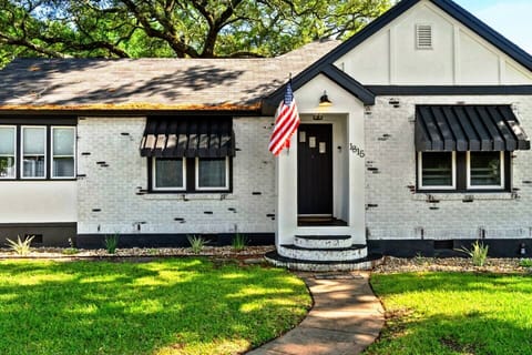 Historic 1940s downtown Pensacola home for multigenerational families, 15 minutes to Pensacola Beach, walking distance to Palafox Street dining.