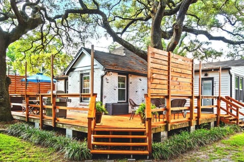 Century-old live oaks shade your outdoor retreat in downtown Pensacola, perfect for wedding party gatherings and family celebrations.