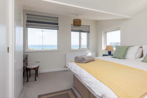 Wake up to the waves and the sea view!