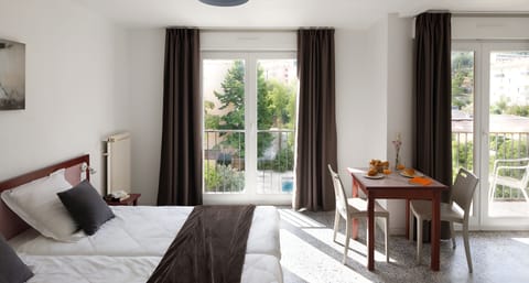 Studio, Balcony | Desk, blackout drapes, WiFi (free), bed sheets