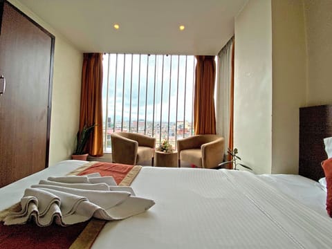 Deluxe Twin Room, Hill View | Hypo-allergenic bedding, individually decorated, desk, laptop workspace